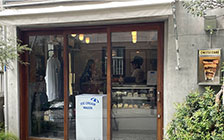 ③cafe The SUN LIVES HERE（ケーキ） 外観